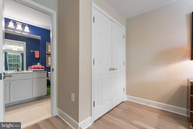 70 Battery Point Dr, Fredericksburg, VA 22406 - unfurnished bedroom featuring light wood-type flooring, baseboards, and a closet