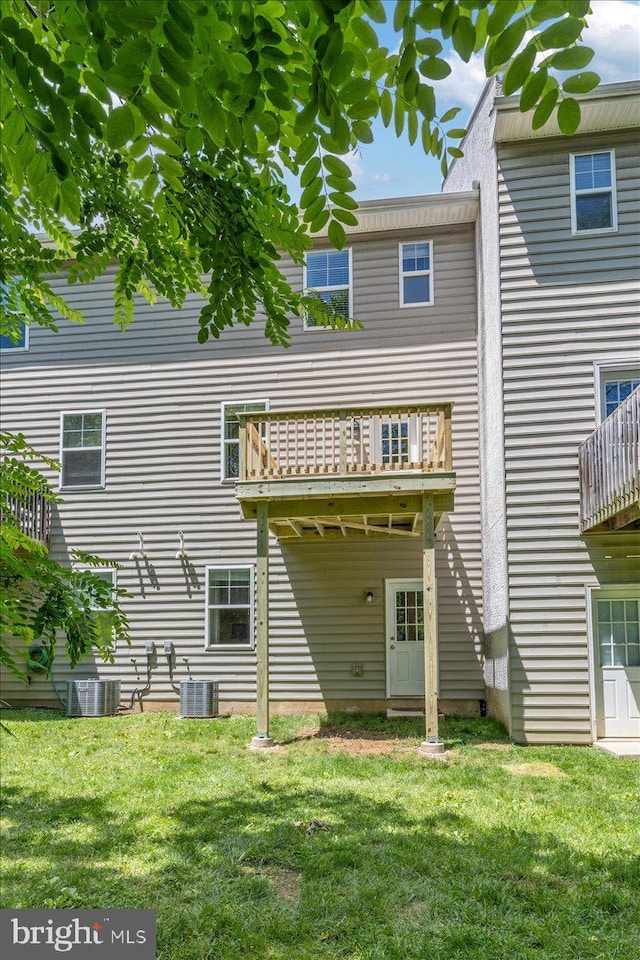605 Apple St, Conshohocken, PA 19428 - back of house with central air condition unit and a yard