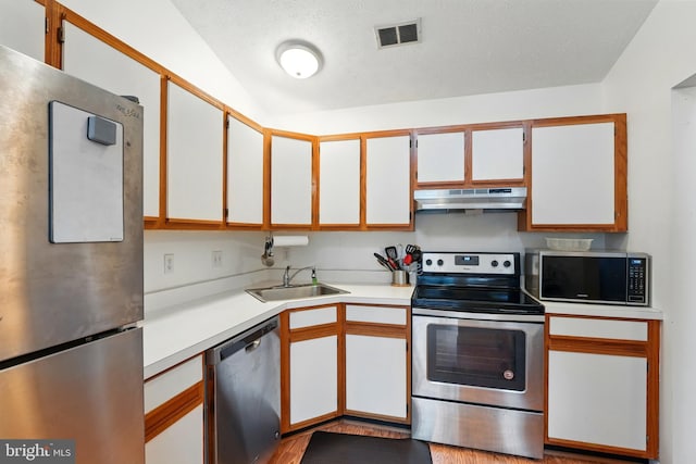 113 Timberlake Ter Unit 12, Stephens City, VA 22655 - kitchen featuring stainless steel appliances, under cabinet range hood, a sink, light countertops, and a textured ceiling