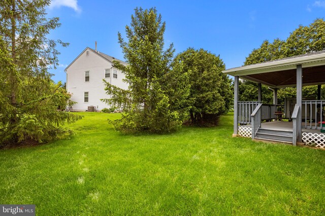 33 Jonquil Dr, Newtown, PA 18940 - view of grassy yard with a deck and cooling unit
