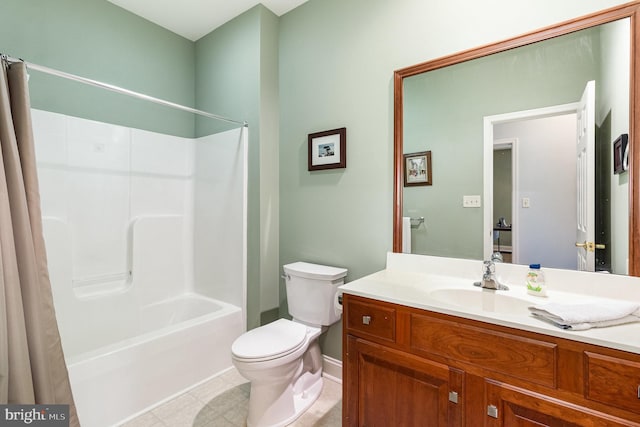 1430 Amherst Ct, Mechanicsburg, PA 17050 - bathroom with toilet, vanity, shower / tub combo, and baseboards