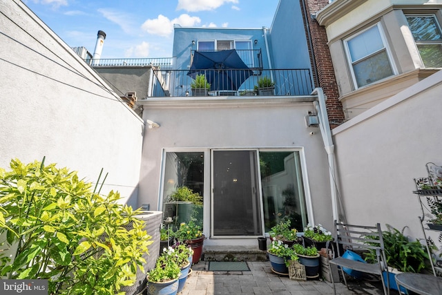 1812 Fairmount Ave, Philadelphia, PA 19130 - entrance to property featuring a balcony, stucco siding, and a patio