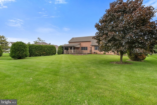 25 Warm Breeze Ct, Hanover, PA 17331 - view of grassy yard featuring a deck