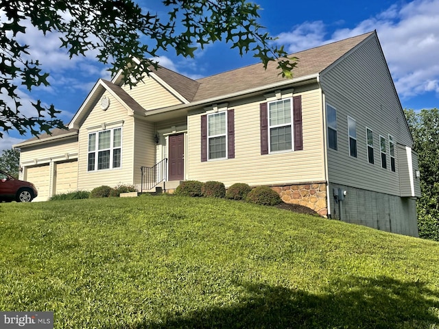 194 Split Rock Dr, Delta, PA 17314 - ranch-style home with an attached garage, a front lawn, and a shingled roof