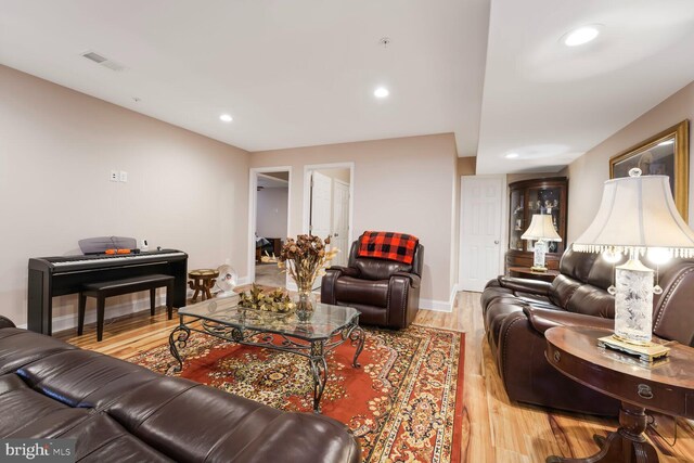 5544 Old Colony Ct, White Plains, MD 20695 - living area featuring baseboards, light wood-type flooring, and recessed lighting