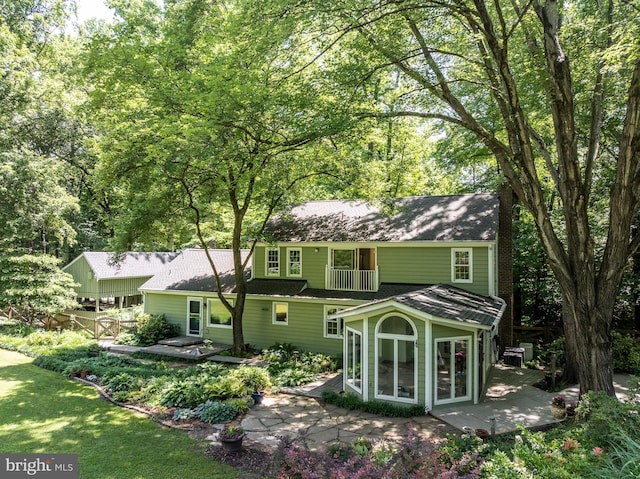 3520 Musket Dr, Midlothian, VA 23113 - back of house featuring roof with shingles, a sunroom, and a deck