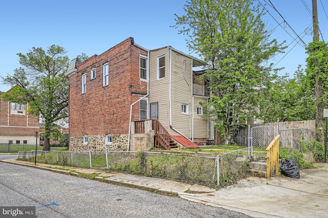 118 N Hilton St, Baltimore, MD 21229 - view of side of property