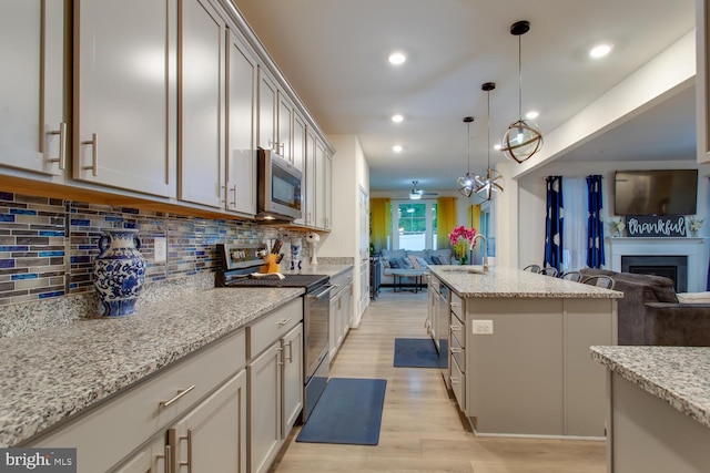 16600 Tortola Dr, Accokeek, MD 20607 - kitchen featuring open floor plan, stainless steel appliances, light wood finished floors, backsplash, and recessed lighting