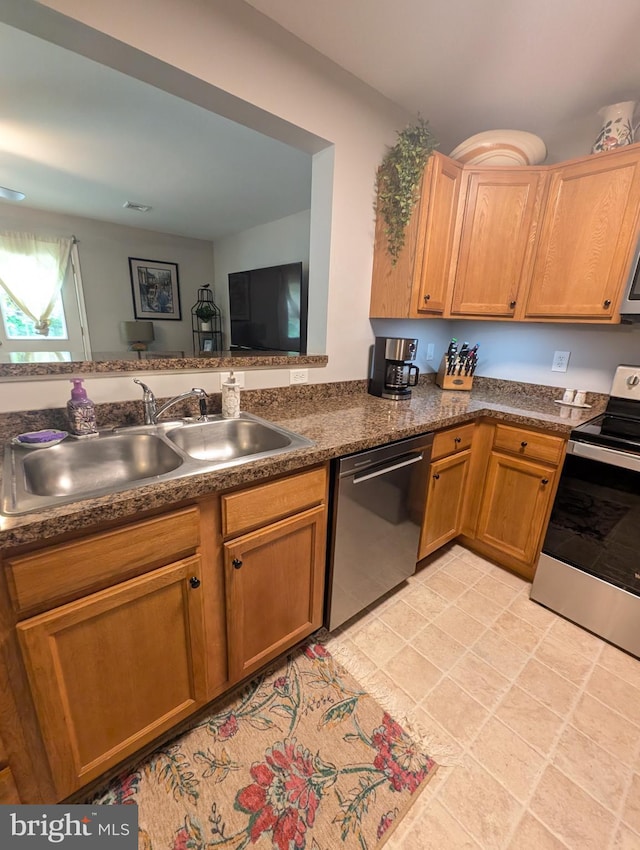 513 Dakemich Ct, Enola, PA 17025 - kitchen with stainless steel appliances, a sink, and dark countertops