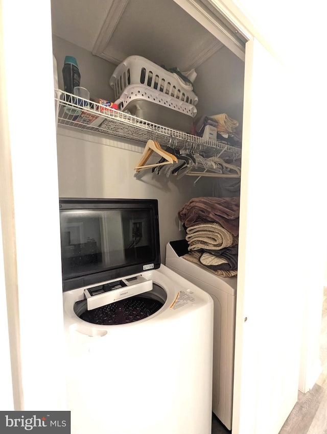 513 Dakemich Ct, Enola, PA 17025 - laundry room featuring washing machine and clothes dryer and wood finished floors