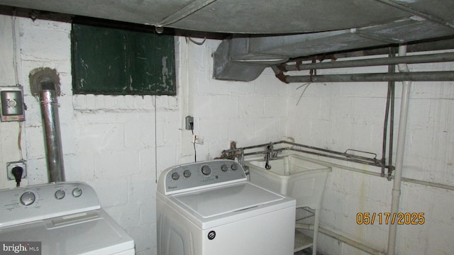 5901 Taylor Rd, Riverdale, MD 20737 - laundry area featuring washing machine and clothes dryer