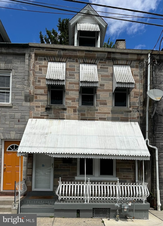 33 New Dorwart St, Lancaster, PA 17603 - view of front facade with stone siding