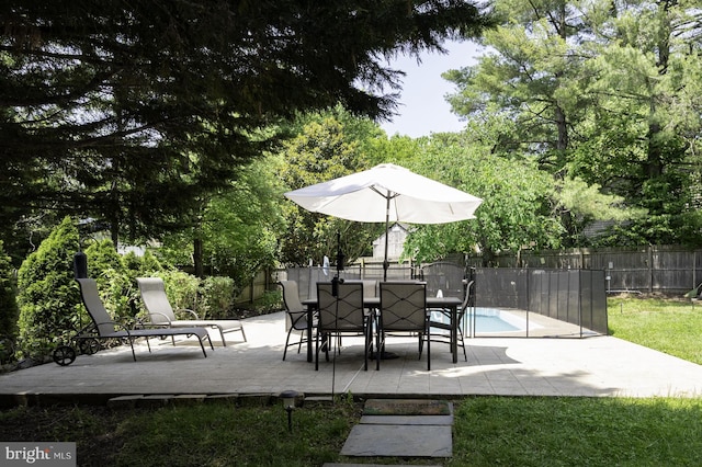 1100 Clarke St, Herndon, VA 20170 - fenced backyard with a patio