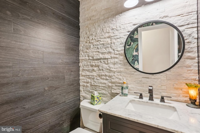 922 Pheasant Run Dr, Gaithersburg, MD 20878 - bathroom with toilet, vanity, and backsplash