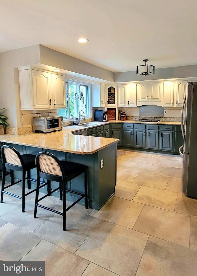 4 E Spring Oak Cir, Media, PA 19063 - kitchen with freestanding refrigerator, black cooktop, a peninsula, gray cabinetry, and a sink
