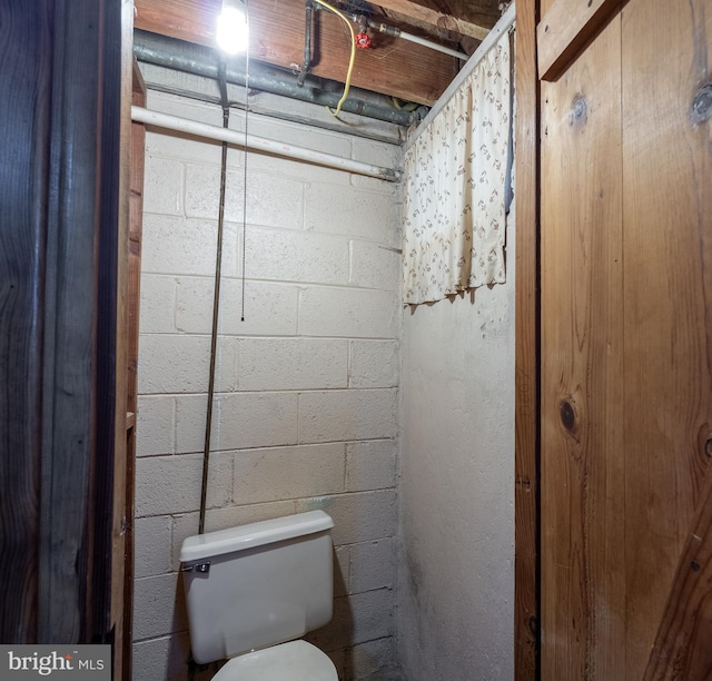 1738 Stokesley Rd, Baltimore, MD 21222 - bathroom featuring toilet and concrete block wall