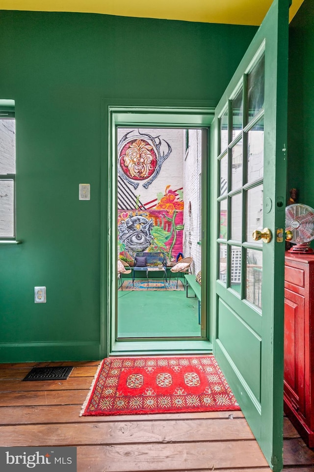 503 N Paca St, Baltimore, MD 21201 - entryway featuring wood finished floors and baseboards