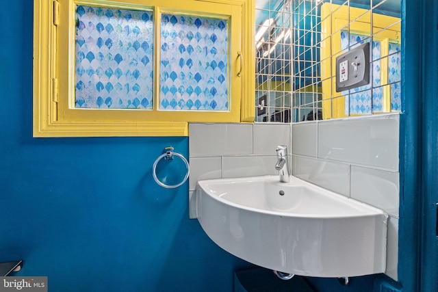 503 N Paca St, Baltimore, MD 21201 - bathroom featuring a sink