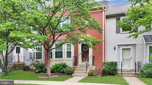 1085 Smartts Ln NE, Leesburg, VA 20176 - townhome / multi-family property with brick siding and a front lawn