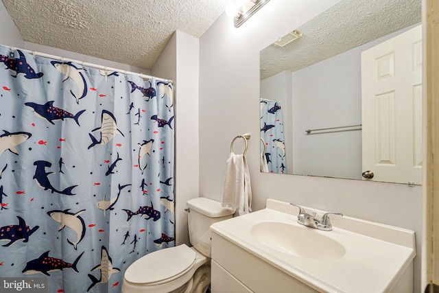 1085 Smartts Ln NE, Leesburg, VA 20176 - full bath featuring a textured ceiling, toilet, vanity, and a shower with shower curtain