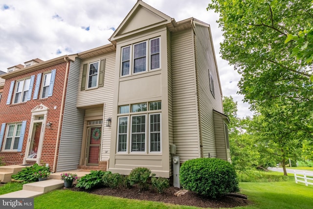6201 Knolls Ct, Elkridge, MD 21075 - townhome / multi-family property with a front lawn