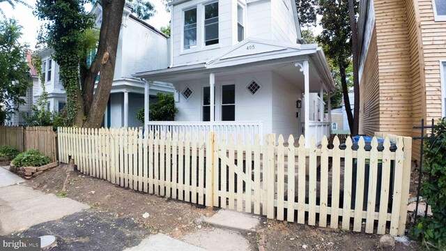405 Calvin Ave, Baltimore, MD 21218 - view of front of home with a porch and a fenced front yard