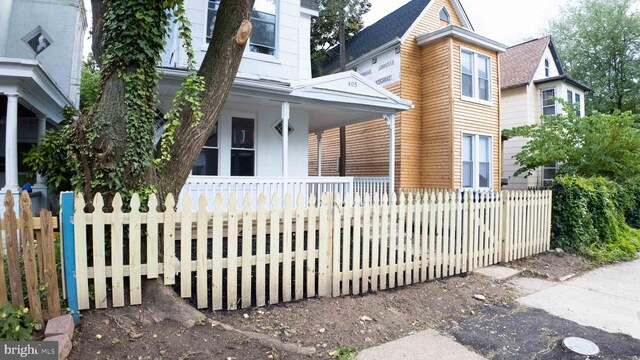 405 Calvin Ave, Baltimore, MD 21218 - view of front facade featuring a porch