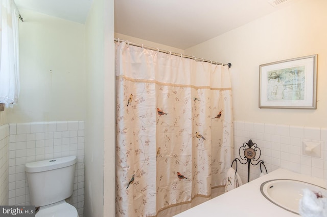 2500 Edge Hill Rd, Huntingdon Valley, PA 19006 - full bath featuring tile walls, toilet, wainscoting, vanity, and a shower with curtain