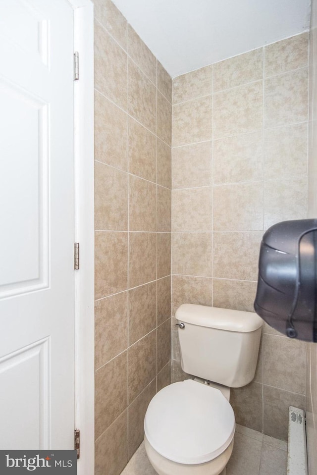 2500 Edge Hill Rd, Huntingdon Valley, PA 19006 - bathroom with toilet and tile walls