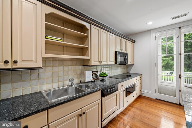 3 Devon Hill Rd Unit D4, Baltimore, MD 21210 - kitchen featuring black appliances, a sink, a warming drawer, light wood-style flooring, and cream cabinetry