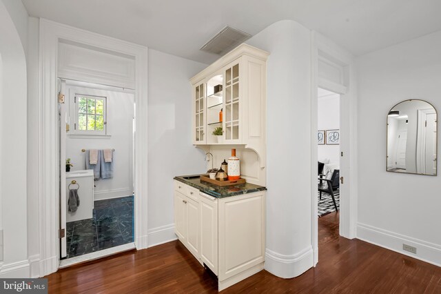 3 Devon Hill Rd Unit D4, Baltimore, MD 21210 - indoor wet bar featuring dark wood finished floors and baseboards