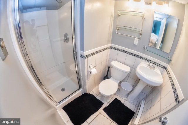 17 139th St Unit 105, Ocean City, MD 21842 - full bathroom featuring a shower stall, wainscoting, toilet, tile walls, and tile patterned flooring