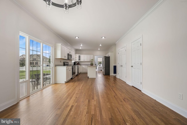 20 Doe Hill Ct, Camden Wyoming, DE 19934 - unfurnished living room featuring crown molding, a chandelier, wood finished floors, baseboards, and recessed lighting