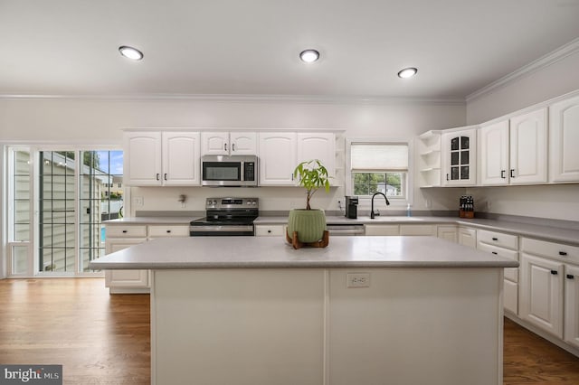 20 Doe Hill Ct, Camden Wyoming, DE 19934 - kitchen featuring stainless steel appliances, a sink, a center island, white cabinets, and open shelves
