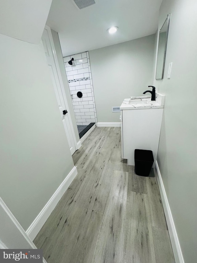 1402 W Saratoga St, Baltimore, MD 21223 - laundry area with light wood-style floors, baseboards, a sink, and recessed lighting