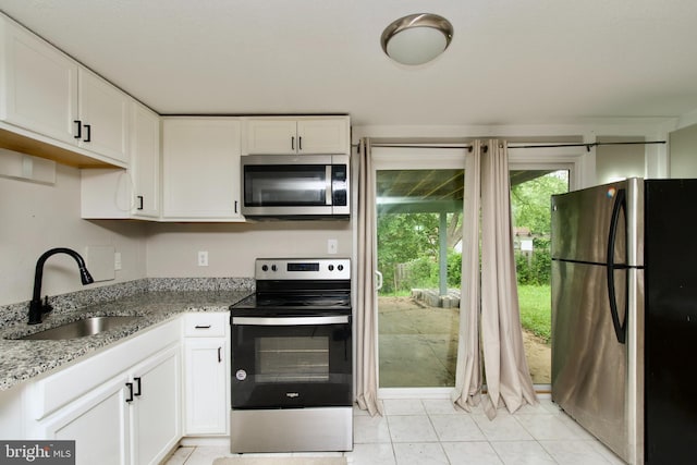 13732 Moccasin Ct, Woodbridge, VA 22193 - kitchen featuring appliances with stainless steel finishes, a sink, and white cabinetry