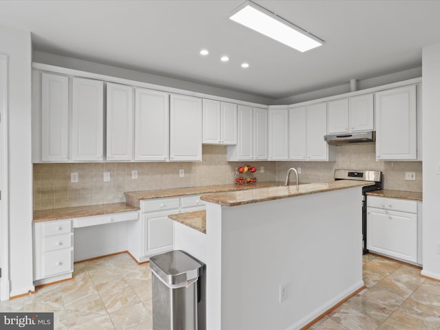 2642 Logan Wood Dr, Herndon, VA 20171 - kitchen with under cabinet range hood, white cabinetry, stainless steel range with electric cooktop, backsplash, and recessed lighting