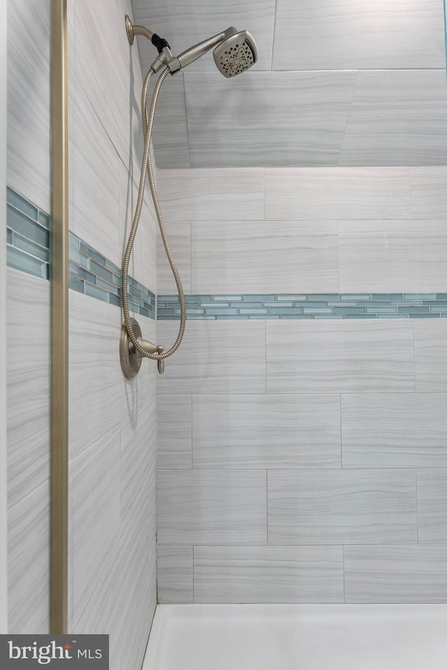 25 N 12th St, Del Haven, NJ 08251 - bathroom with tiled shower