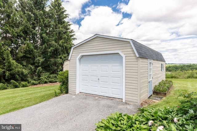 821 Lucabaugh Mill Rd, Westminster, MD 21157 - detached garage with asphalt driveway