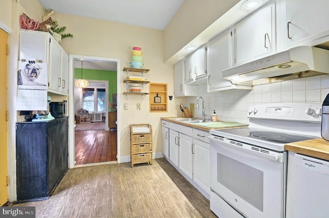 134 N Plum St, Lancaster, PA 17602 - kitchen with white appliances, under cabinet range hood, a sink, light wood-style floors, and decorative backsplash