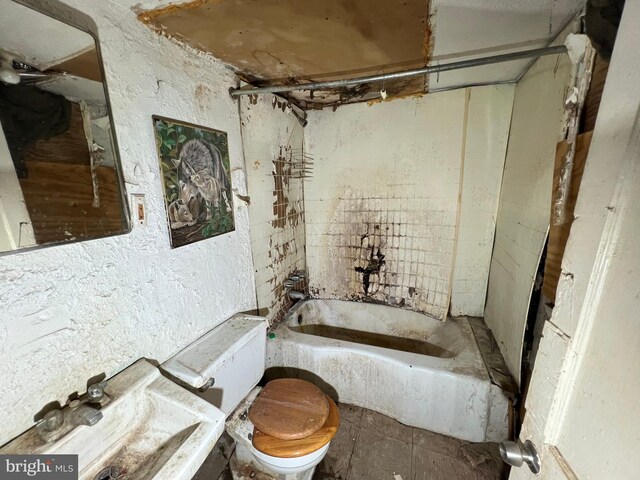 510 62nd Ave, Capitol Heights, MD 20743 - full bath featuring toilet, a sink, and bathtub / shower combination