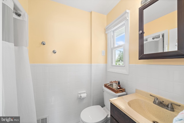 428 Hampshire Dr, Broomall, PA 19008 - full bathroom featuring tile walls, toilet, vanity, and wainscoting