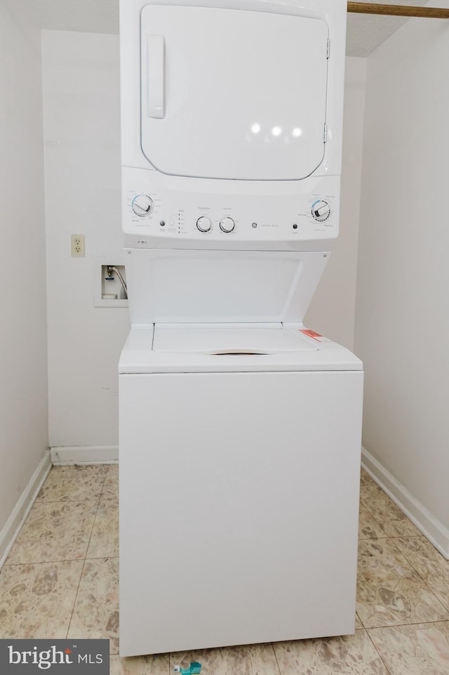 103 Stadium Cir, Inwood, WV 25428 - laundry area featuring stacked washing machine and dryer and baseboards