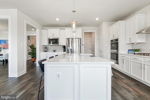 8516 Silver Laurel Ln, Frederick, MD 21704 - kitchen featuring stainless steel appliances, a sink, decorative backsplash, a kitchen breakfast bar, and recessed lighting