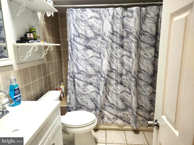 6553 N Smedley St, Philadelphia, PA 19126 - full bath featuring vanity, toilet, tile walls, curtained shower, and tile patterned floors