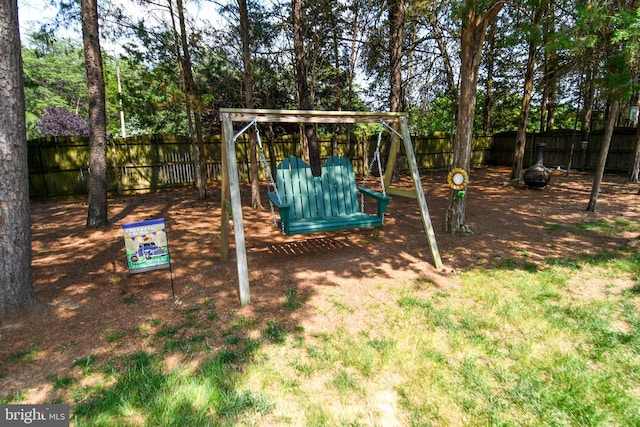 9111 Dartford Pl, Bristow, VA 20136 - fenced backyard with view of scattered trees