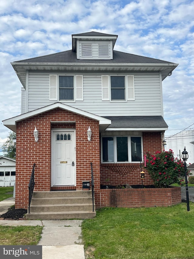 517 S Wayne St, Lewistown, PA 17044 - traditional style home featuring brick siding and a front lawn