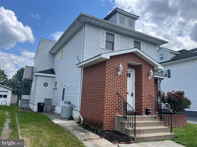 517 S Wayne St, Lewistown, PA 17044 - traditional style home with entry steps and brick siding