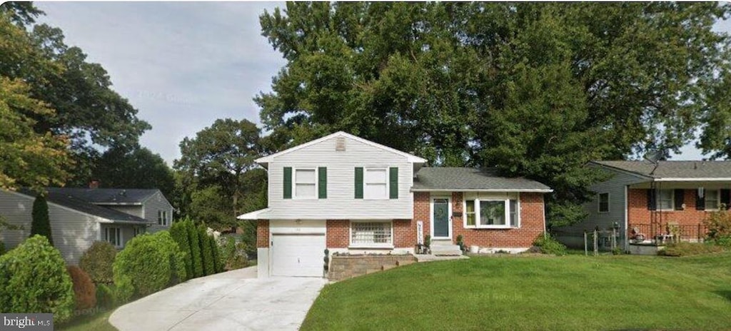 126 Dunsinane Dr, New Castle, DE 19720 - split level home featuring an attached garage, driveway, a front lawn, and brick siding