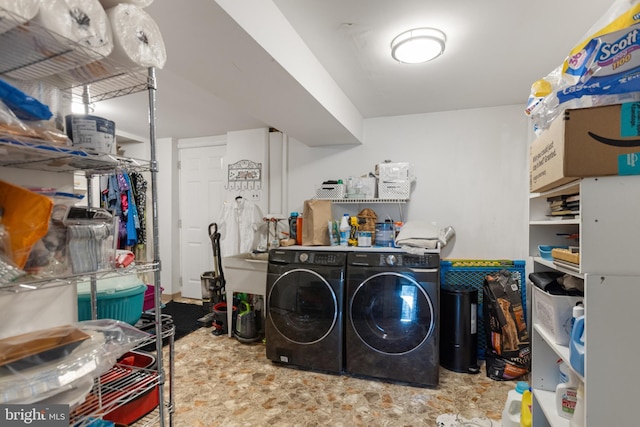 126 Dunsinane Dr, New Castle, DE 19720 - laundry area featuring washing machine and clothes dryer